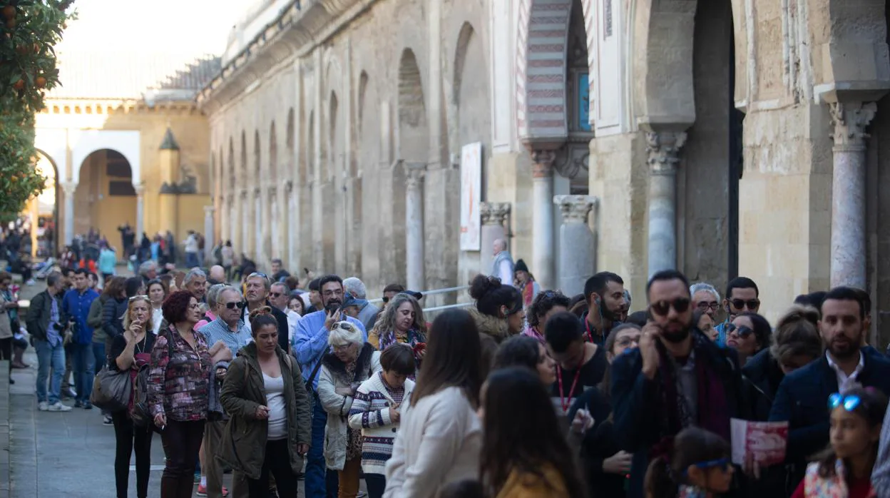 Turistas en cola para acceder al interior de la Mezquita-Catedral de Córdoba
