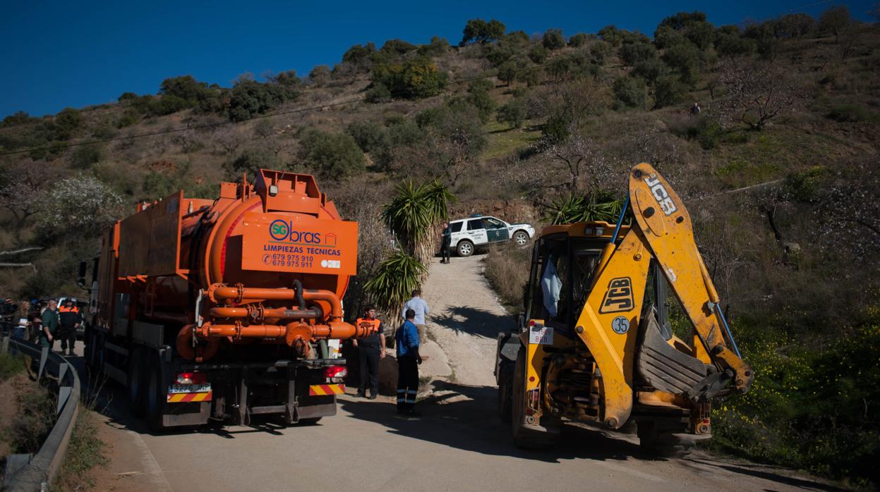 Camión bomba y excavadora a su llegada a la finca donde se busca al pequeño Julen