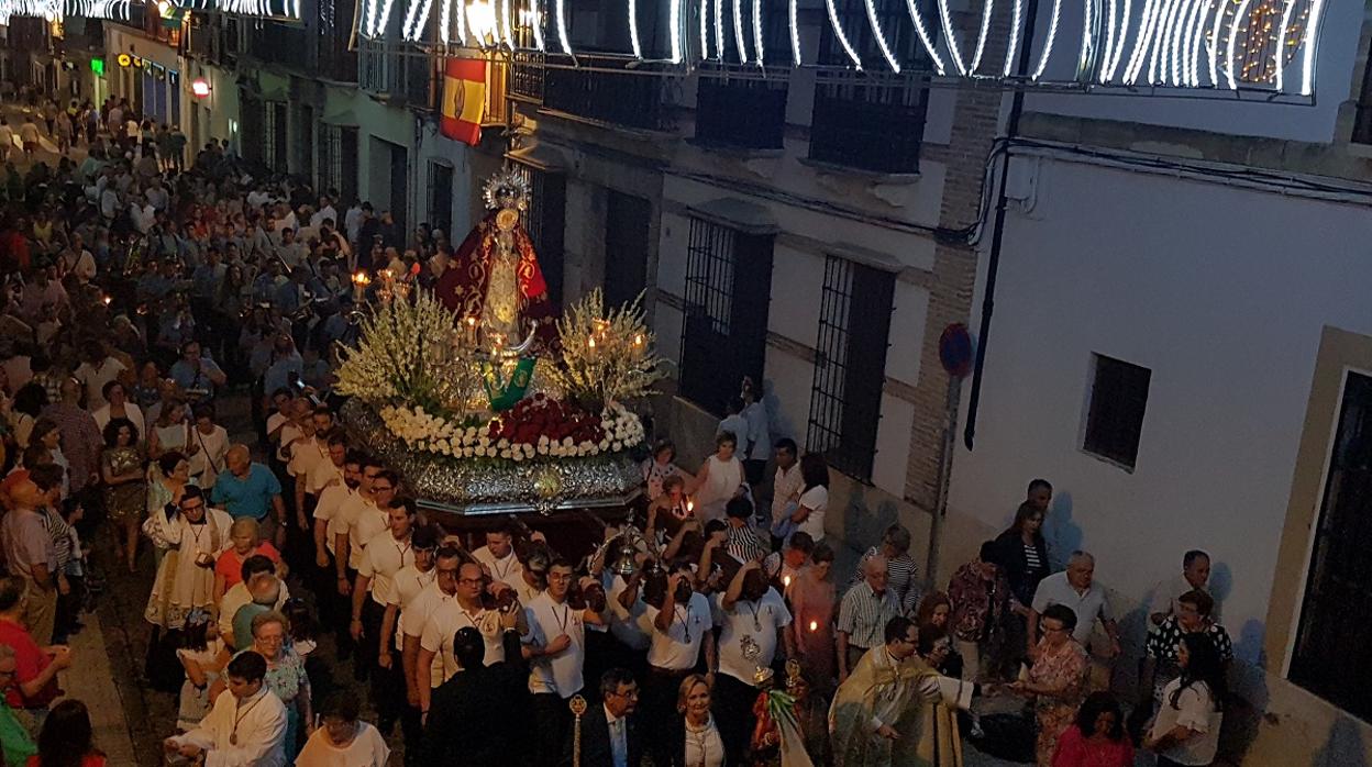 La Virgen del Soterraño, durante su procesión por las calles de Aguilar de la Frontera en septiembre