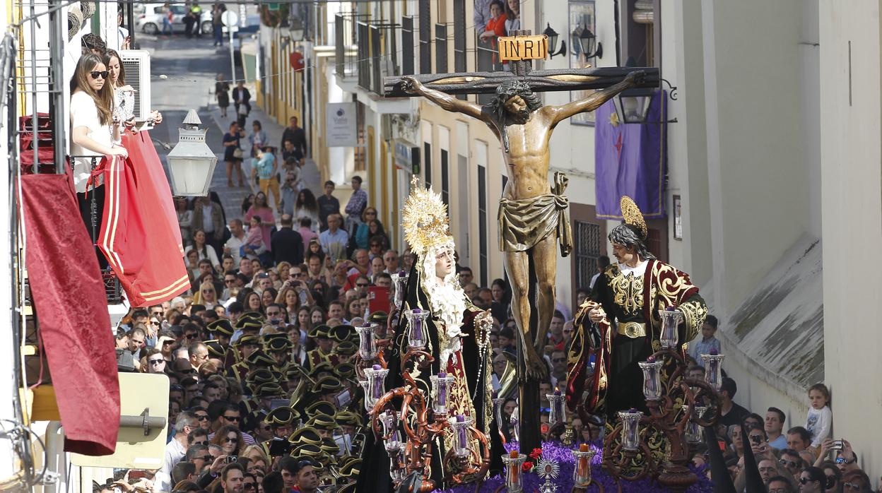 Santísimo Cristo de las Penas de Santiago durante su salida procesional el Domingo de Ramos