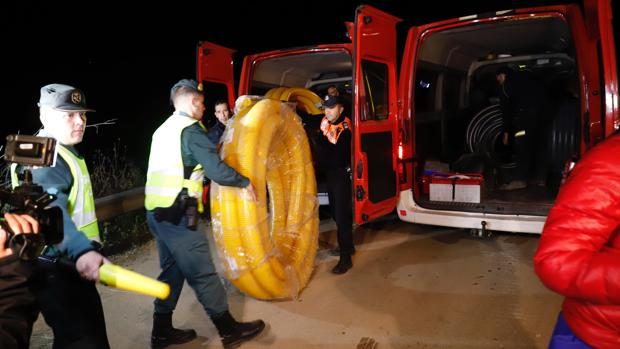 Cae otra noche sin resultados en el rescate del niño que cayó a un pozo en Totalán, Málaga