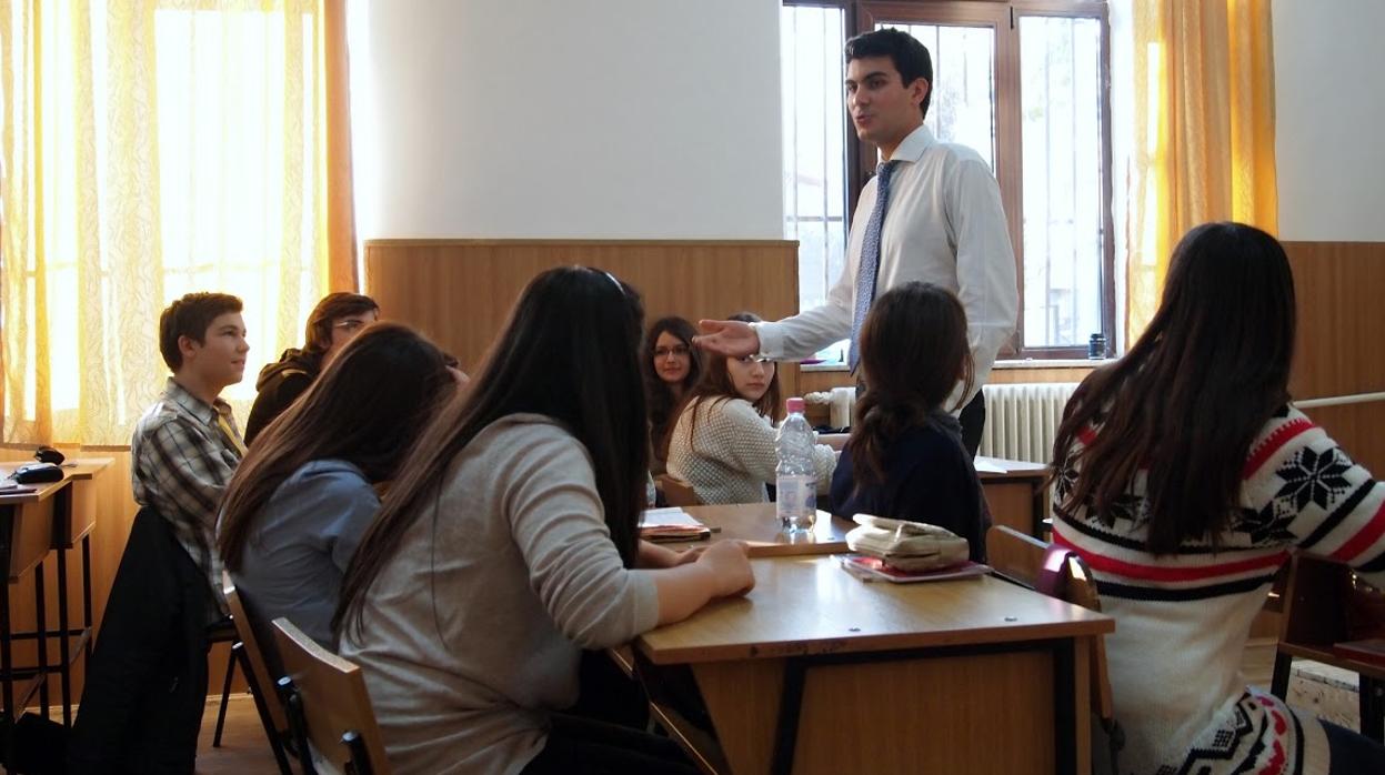 Adolescentes participando en un taller