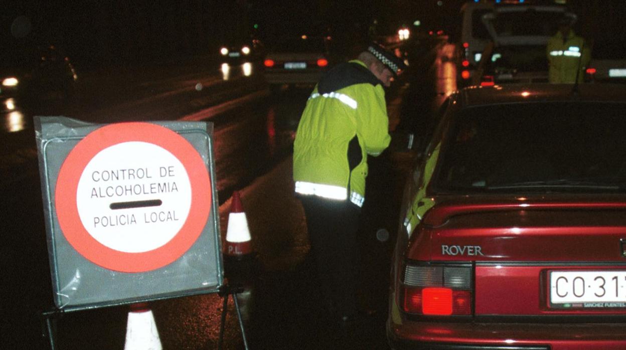 Un agente informa de Policía Local informa a un conductor durante un control de alooholemia