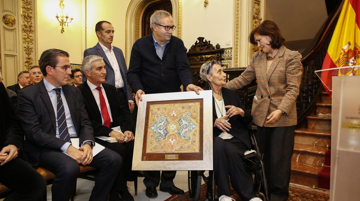 Carmen Calvo entrega el galardón a María Escribano