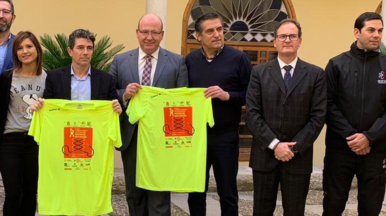 Autoridades y patrocinadores en el acto de presentación de la carrera de San Antón