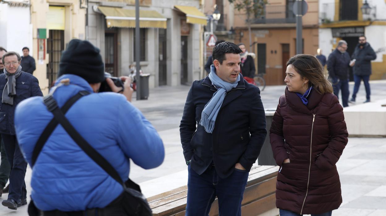 Pedro García camina junto a la alcaldesa Isabel Ambrosio por la calle Capitulares