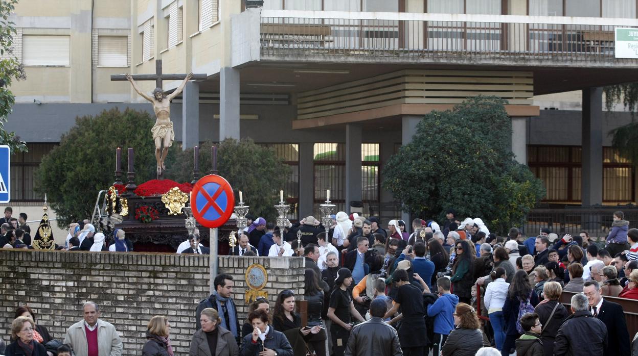 El Santísimo Cristo de las Lágrimas procesiona por las calles del barrio del Parque Figueroa