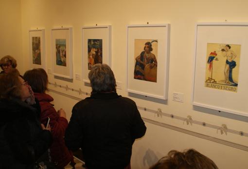 Público observa portadas de Blanco y Negro de Lozano Sidro en su Museo