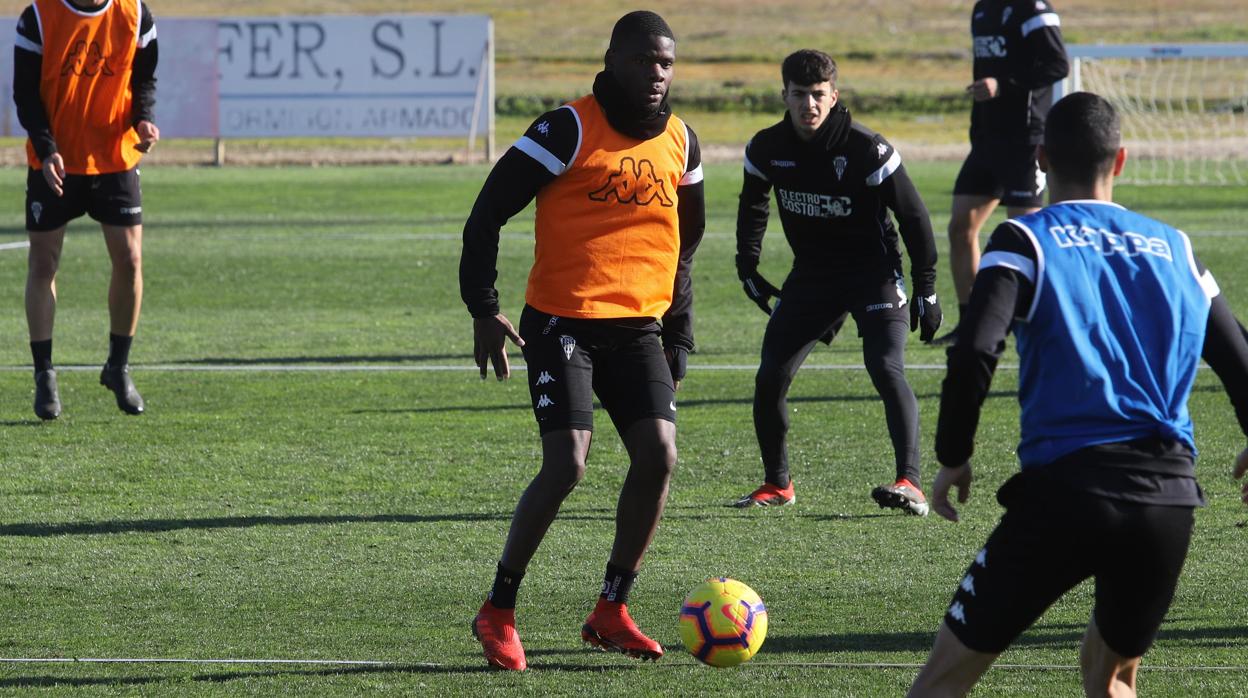 Frank Bambock conduce el balón en una sesión de trabajo con el Córdoba CF