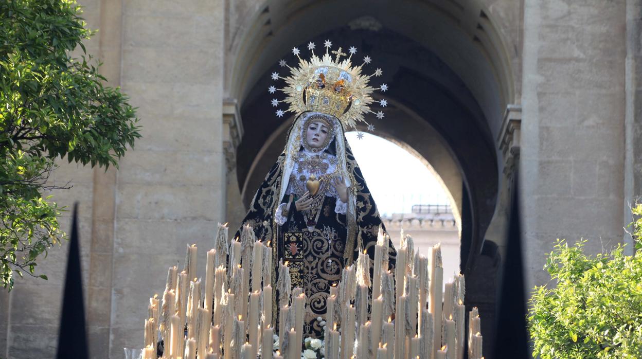 La Virgen de los Dolores procesiona en el interior del Patio de los Naranjos el Viernes Santo