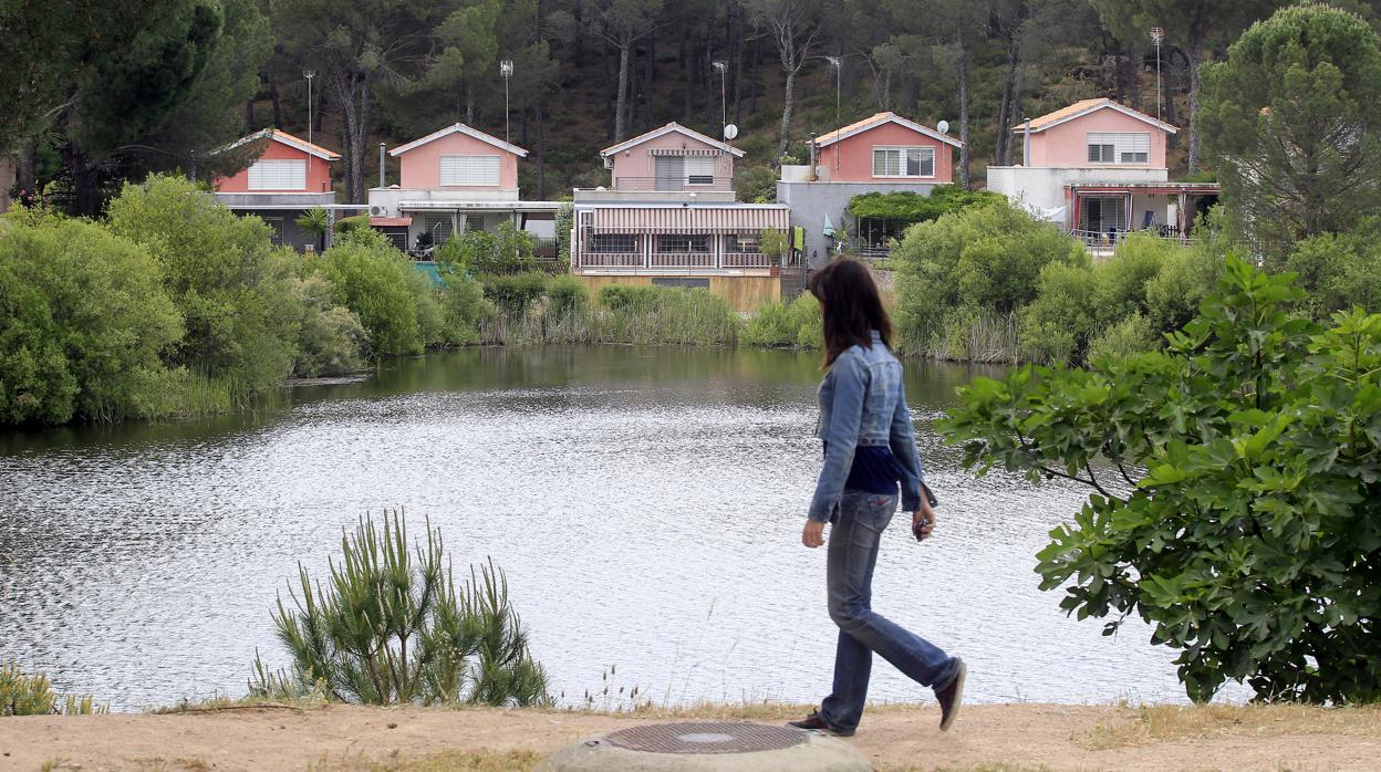 Una vecina pasea por la urbanización de Las Jaras