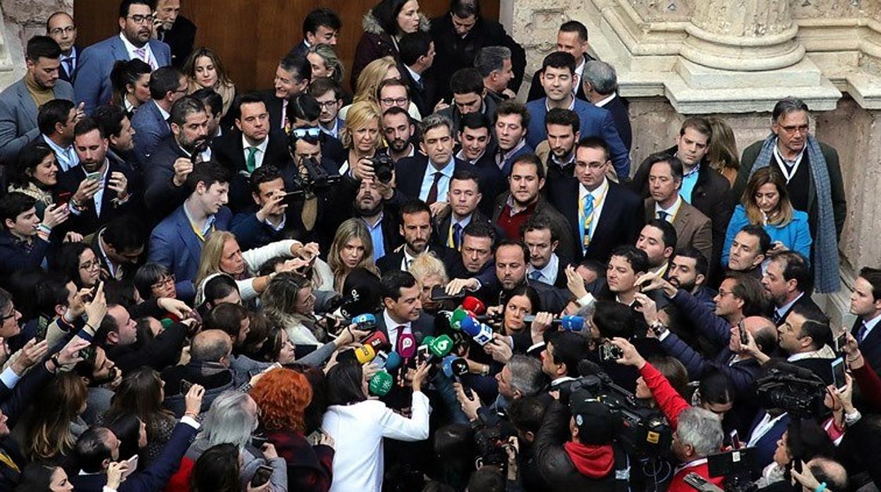 Moreno, rodeado de prensa el día de su votación como presidente de la Junta de Andalucía