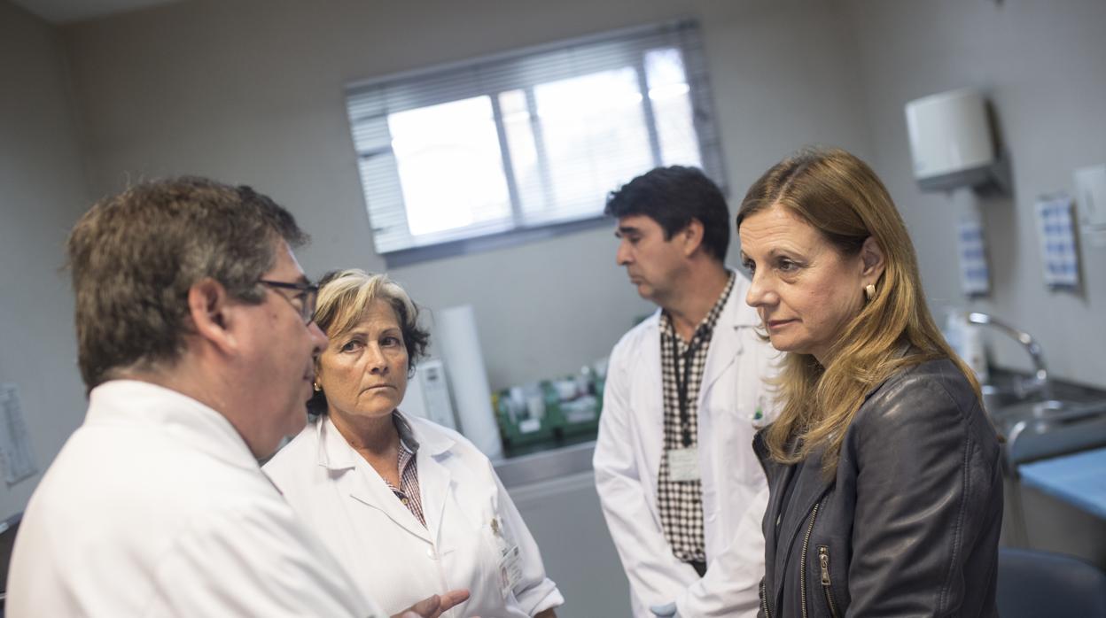La consejera de Salud en funciones, Marina Álvarez, en la visita a un centro de salud de Sevilla