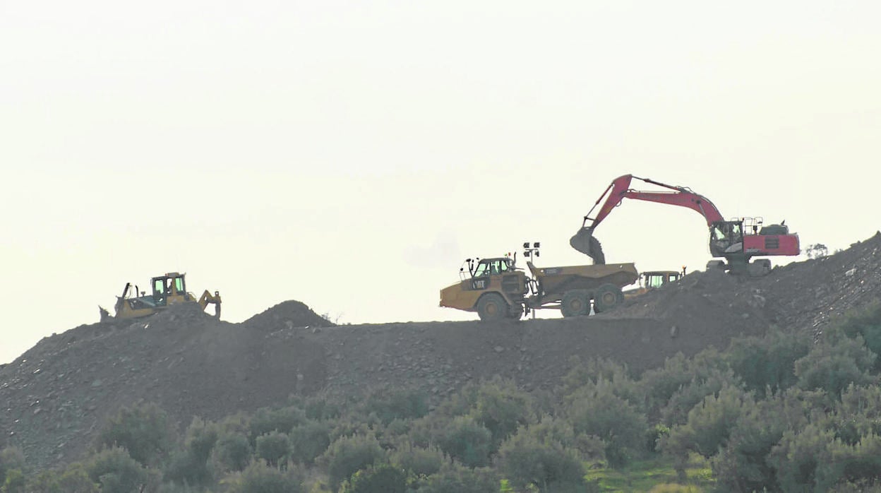 Las obras siguen en la finca donde está el pozo en el que está atrapado Julen