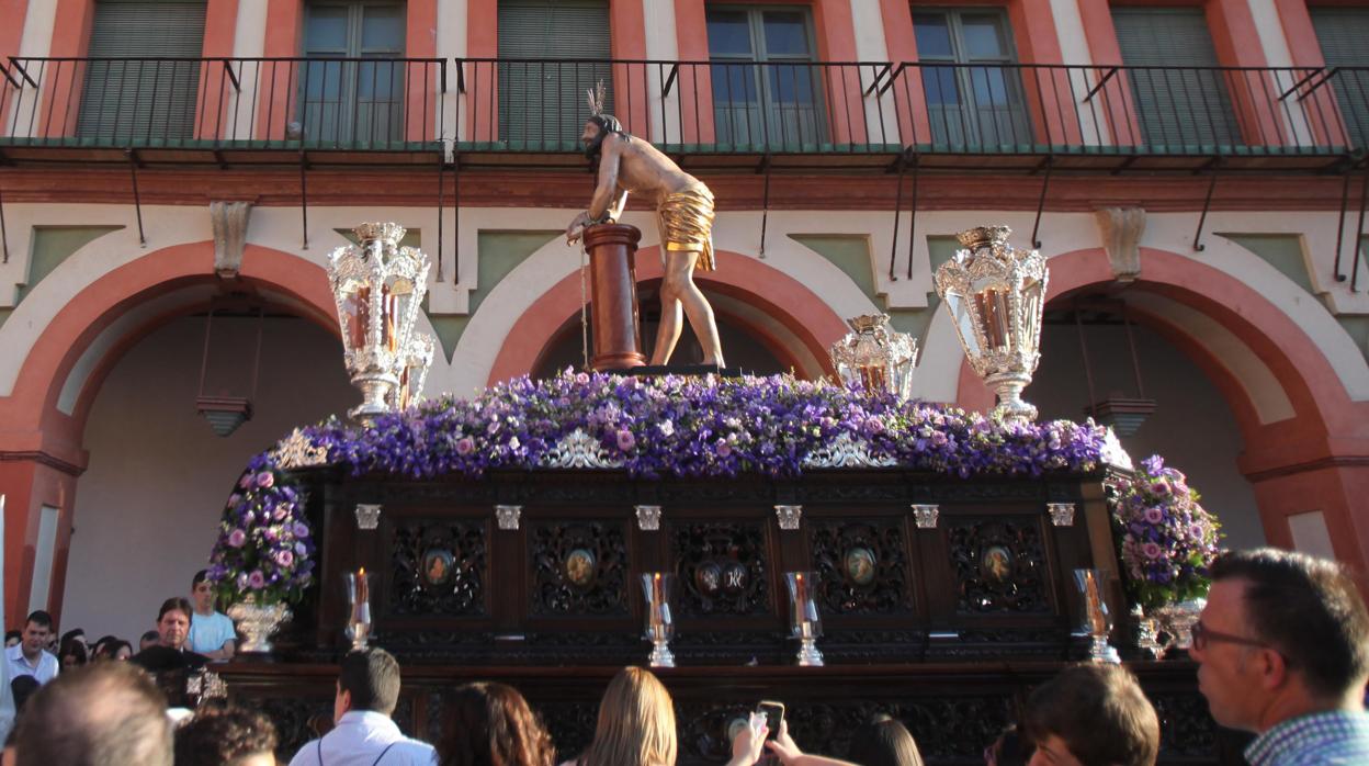 El Señor Amarrado a la Columna, durante su transitar por la plaza de la Corredera de Córdoba