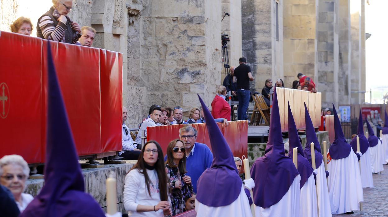 Nazarenos caminando por la actual carrera oficial, en el entorno de la Mezquita-Catedra de Córdoba