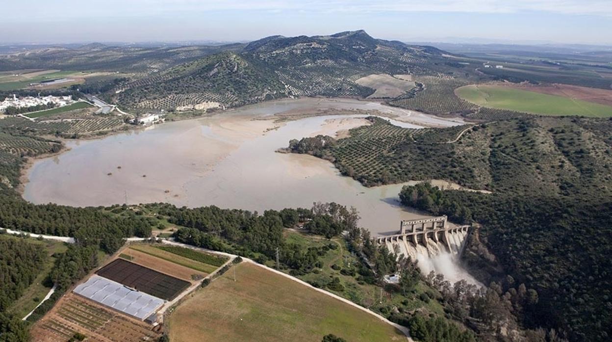 Estado actual del embalse de Cordobilla, con el agua embarrada por la acumulación de lodo