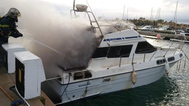 Herido grave tras caer a la bodega de un barco fondeado en la Bahía en Algeciras