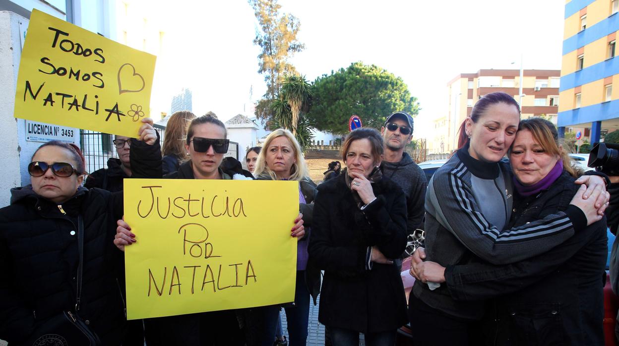 Familires y amigas de la joven asesinada protestan ante el juzgado de Algeciras