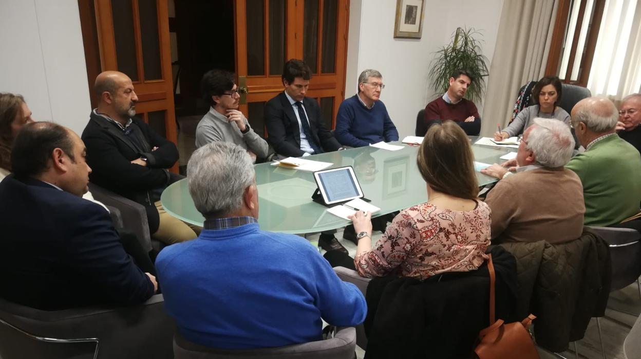 Un momento de la reunión hoy de la alcaldesa con los cinco colegios profesionales por la demora de licencias