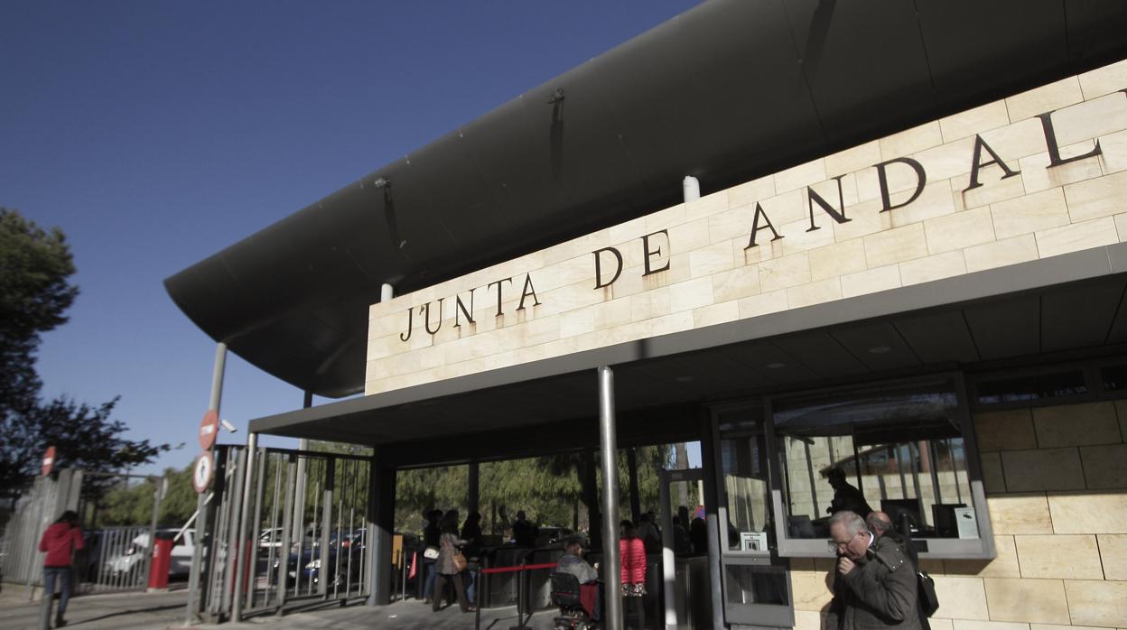 Edificio Torretriana, sede de varias consejerías de la Junta de Andalucía