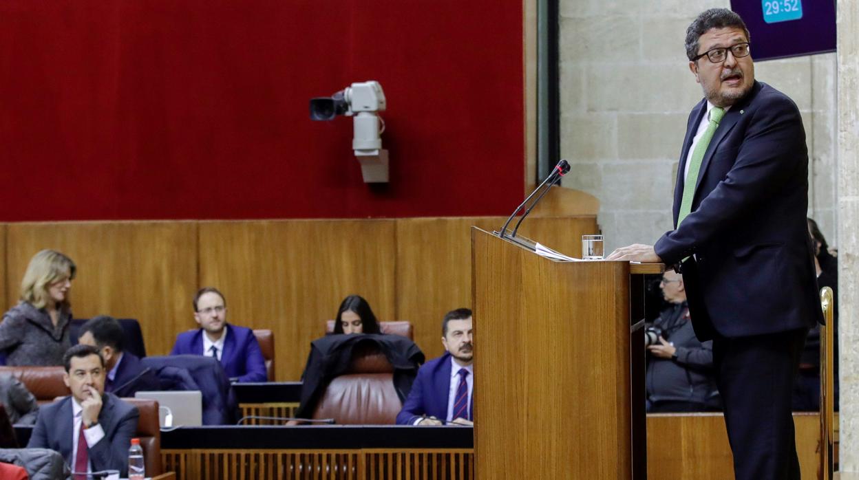 Francisco Serrano, de Vox, habla desde la tribuna del Parlamento