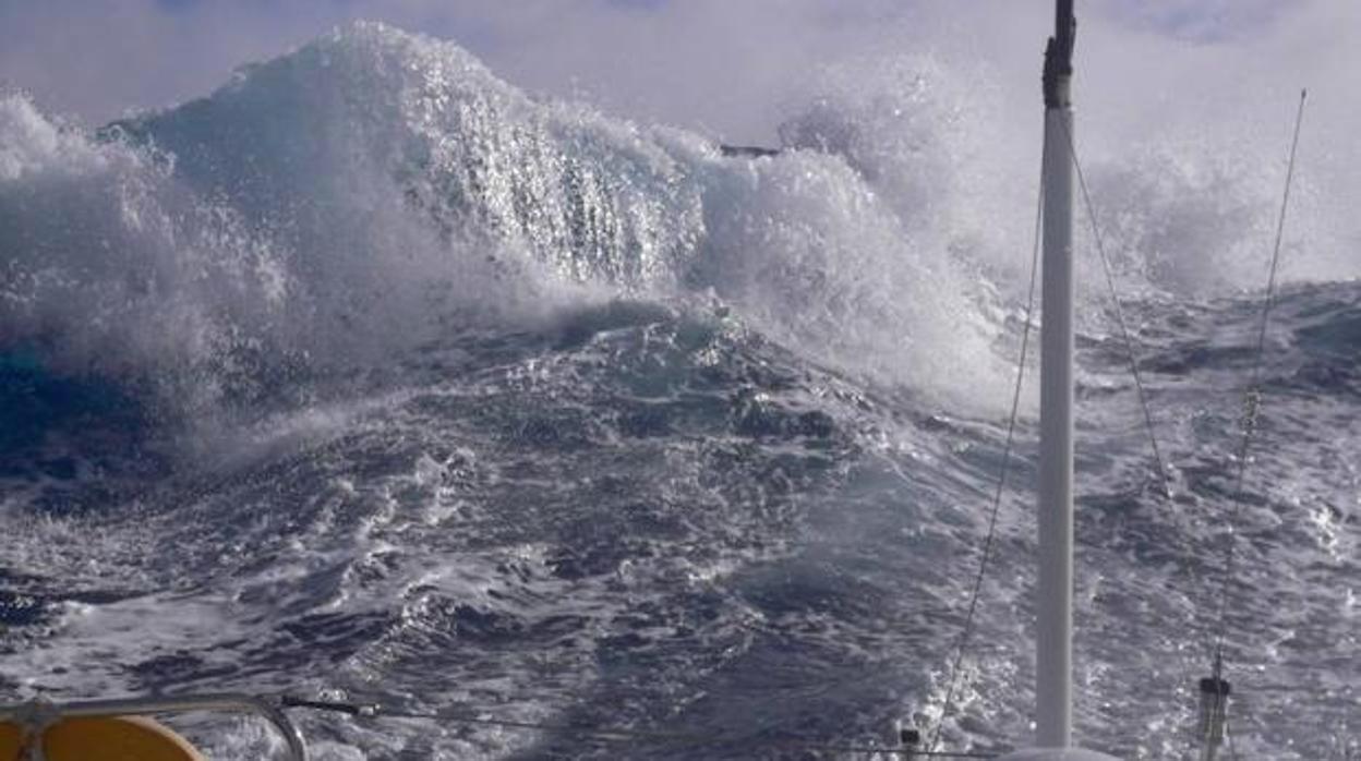 Imagen de fuerte oleaje en las costas andaluzas