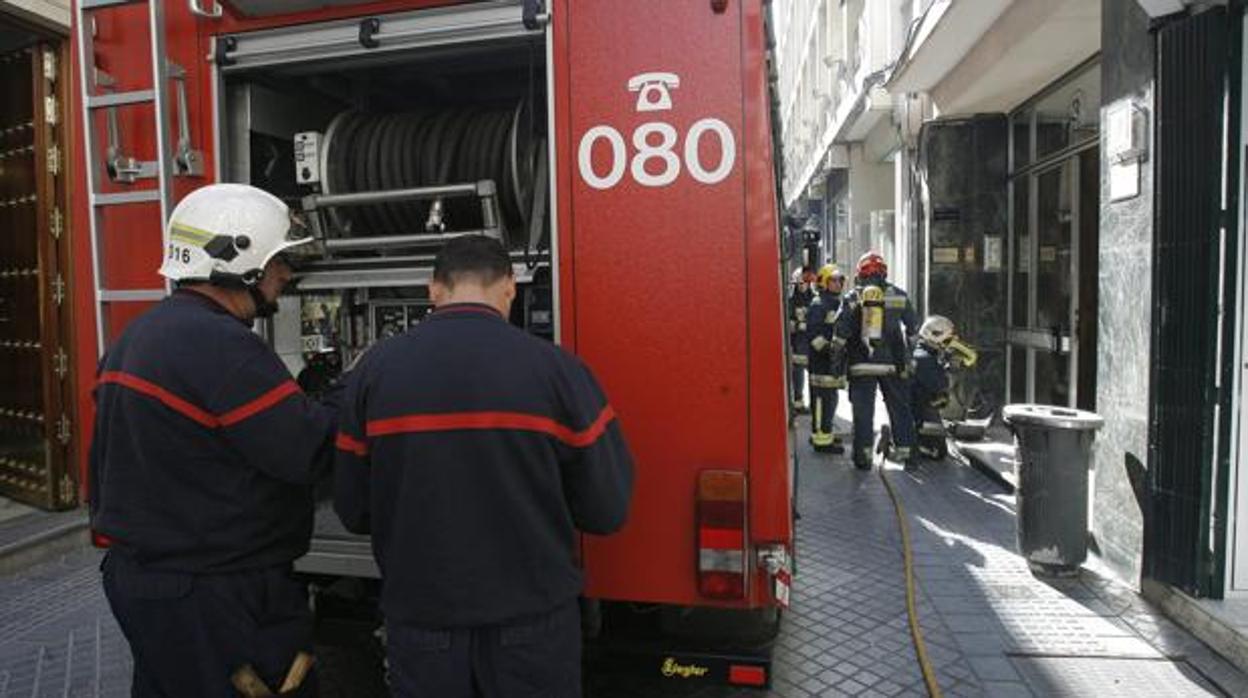 Efectivos del parque de bomberos en una intervención