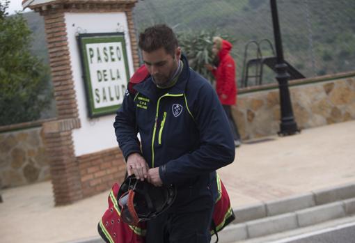 Los bomberos se replegaron a la espera de poder intervenir en el rescate