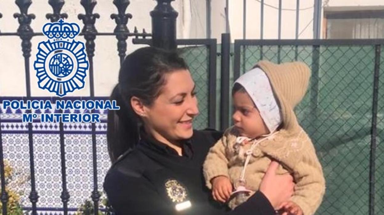 Una agente con la niña, que se encuentra el perfecto estado