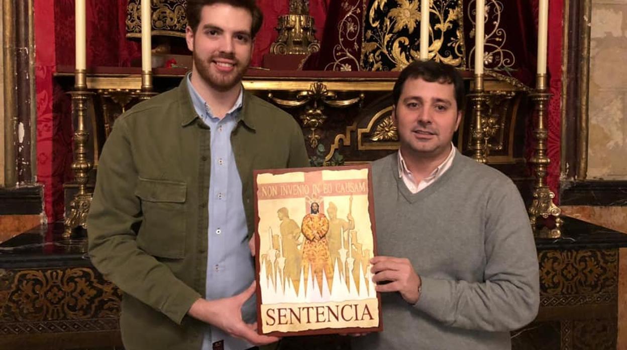 Ricardo Gil, junto al hermano mayor de la Sentencia, José Salamanca, en la presentación de la portada