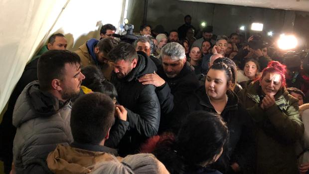 Más de un centenar de personas en la montaña de Totalán: «Ya queda poco, ánimo Julen, estamos contigo»