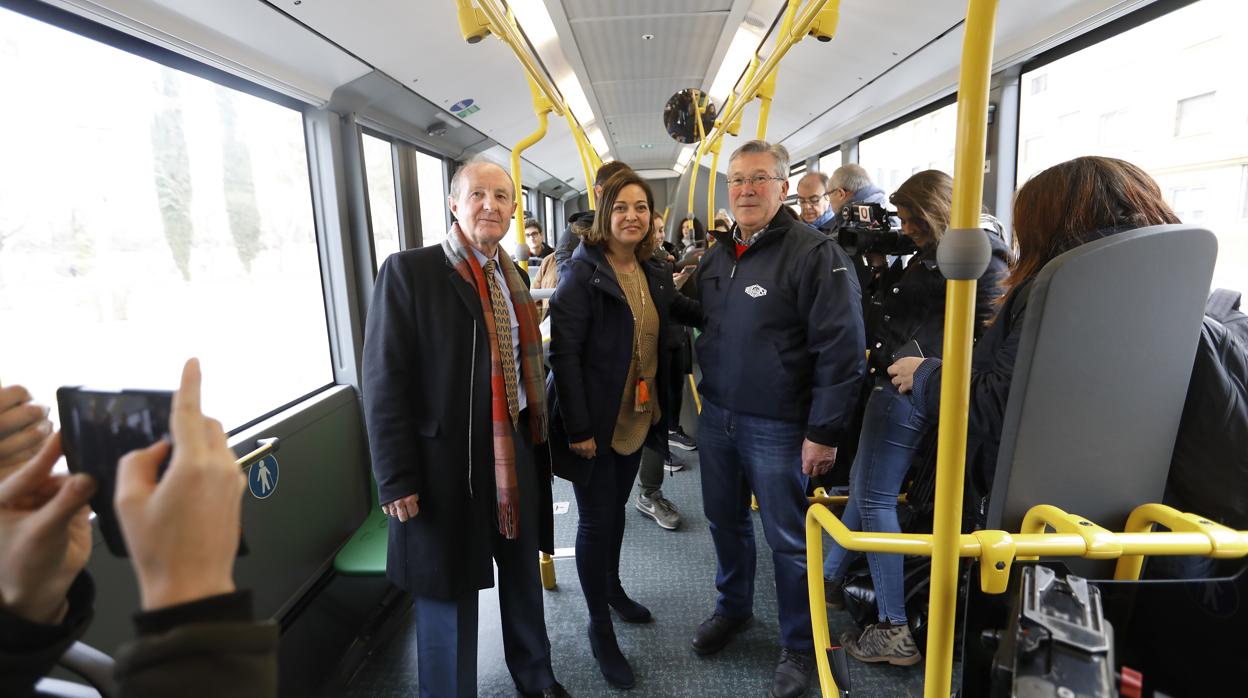 La alcaldesa de Córdoba junto al gerente de Aucorsa y el concejal de Movilidad el día del estreno de los buses