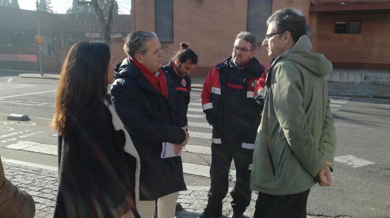 El viceportavoz municipal del PP, hoy hablanco con efectivos del cuerpo municipal de Bomberos