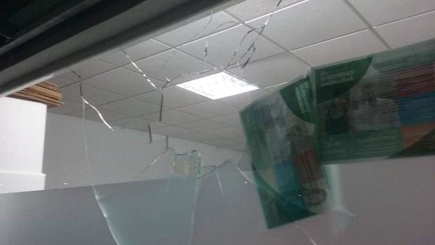 Dos militantes de Podemos, heridas tras el ataque a la sede del partido en La Línea