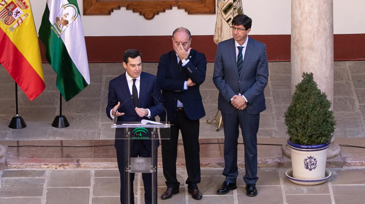 Juanma Moreno atiende a los medios junto al alcalde de Antequera, Manuel Barón, y el vicepresidente de la Junta, Juan Marín