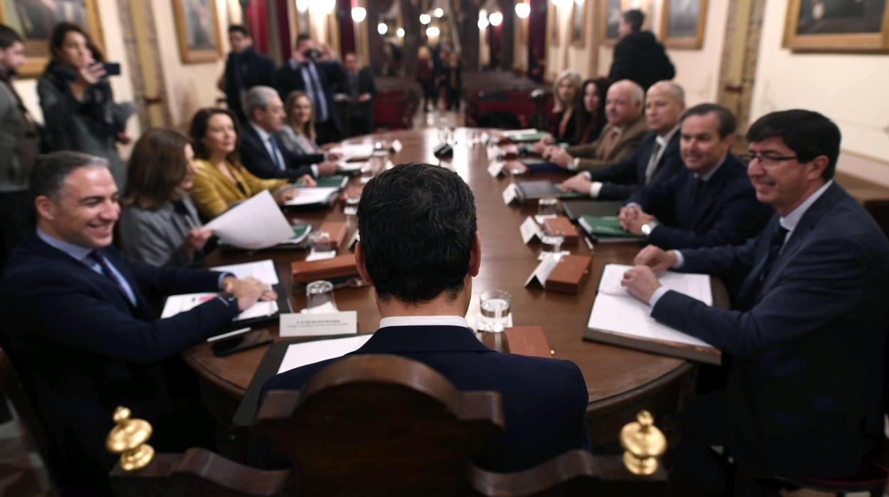 Imagen de la primera reunión del Consejo de Gobierno en Antequera con el presidente, Juanma Moreno, de espaldas
