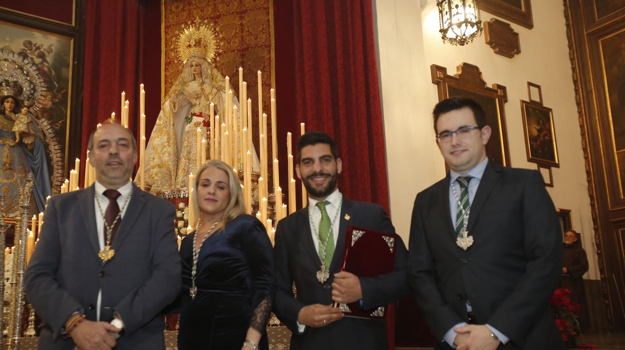 Eloy Moreno (centro), ante la Virgen de la Paz y Esperanza