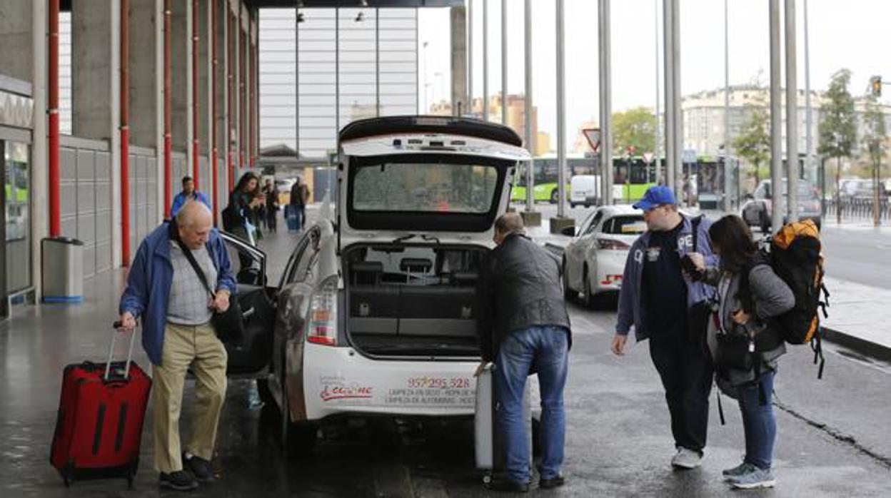 Un taxi recoge a unos pasajeros en la estación del AVE en Córdoba