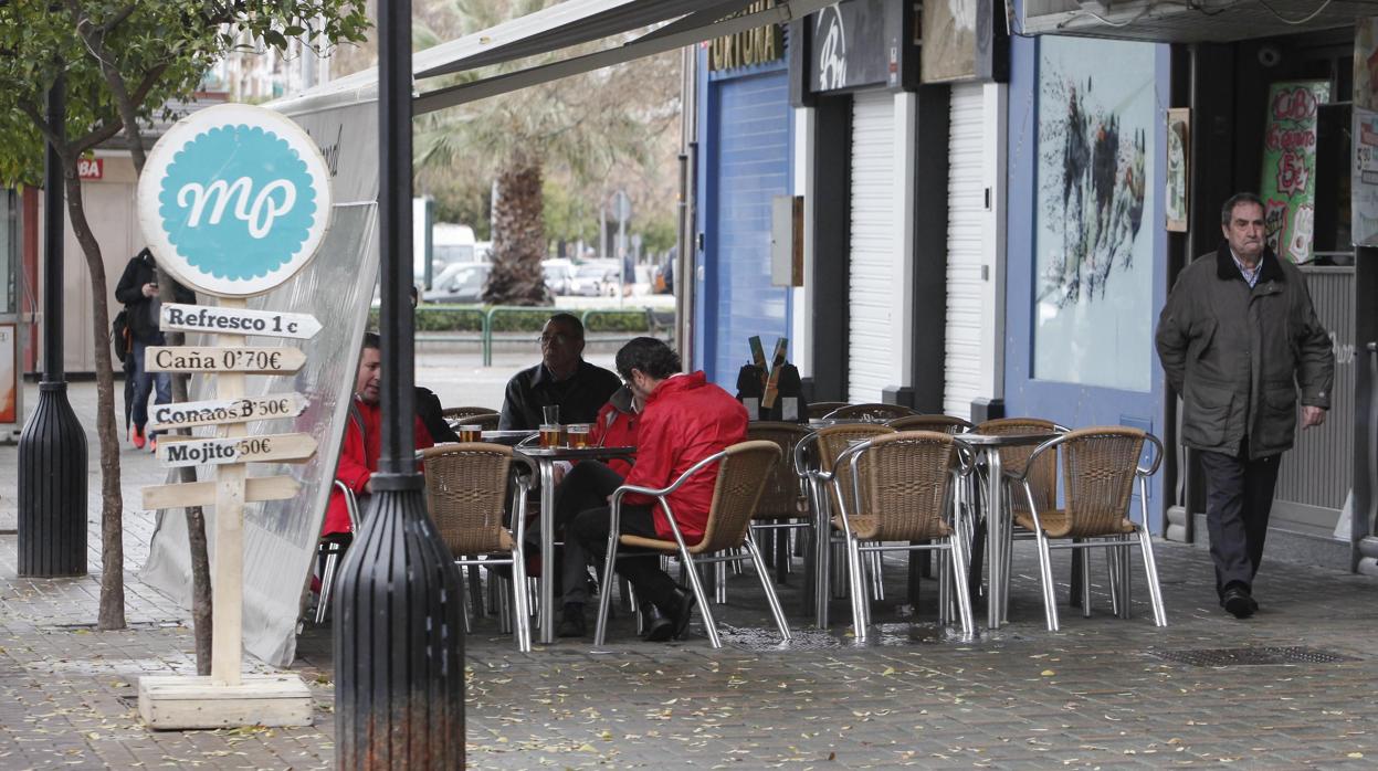 Veladores de un bar en la Avenida de Barcelona