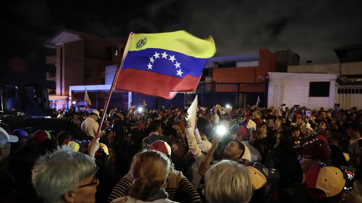 Opositores venezolanos celebran la autoproclamación de Guaidó, en Costa Rica