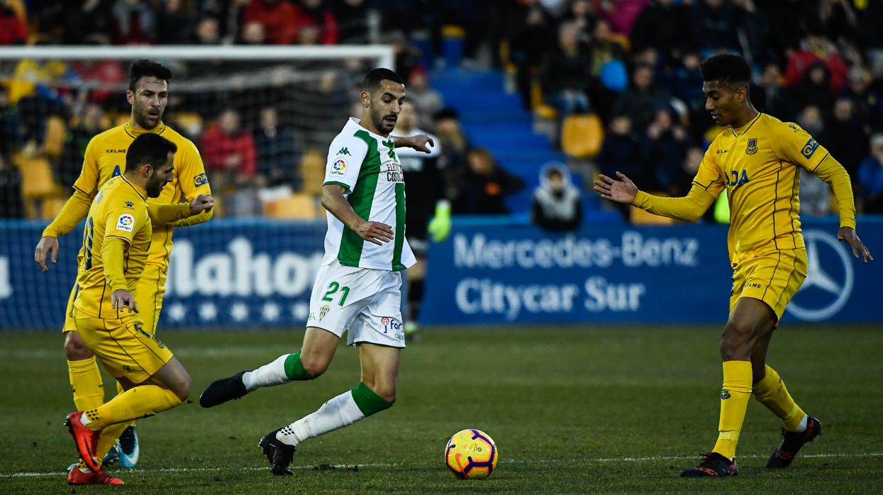 Vallejo despeja de cabeza ante Nono y Silvestre en el Alcorcón-Córdoba de este domingo