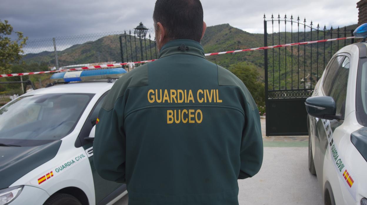 Un agente de la Guardia Civil en el lugar de los hechos