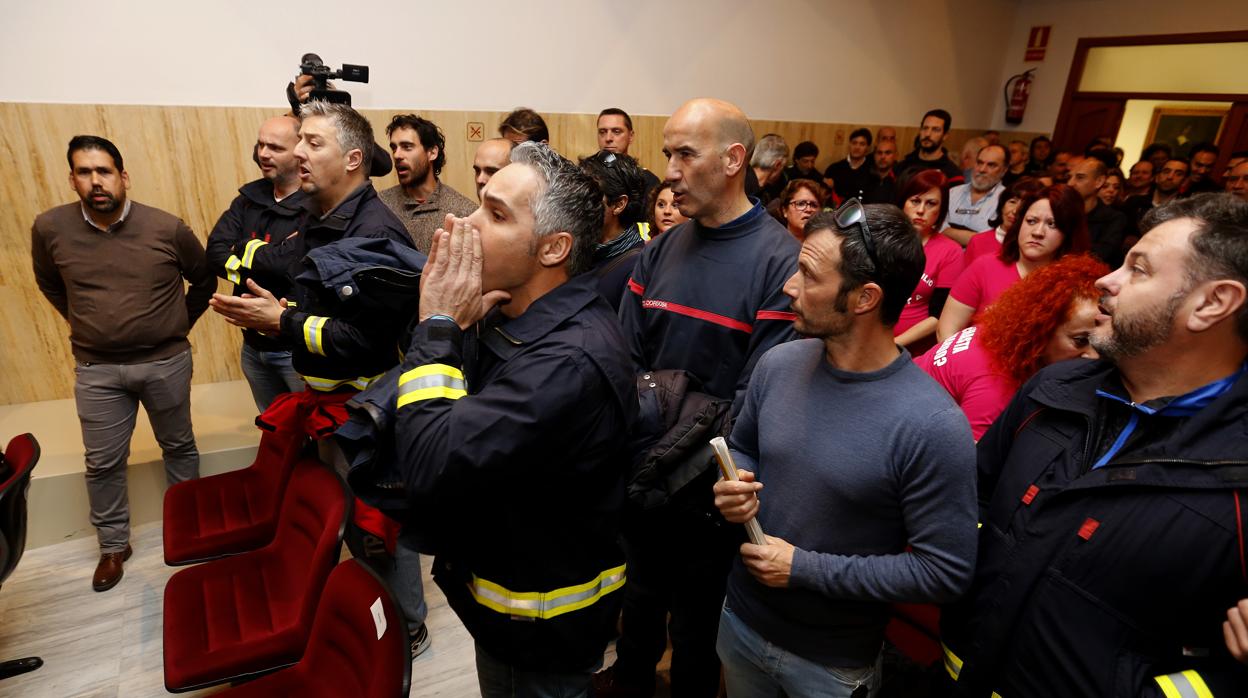 Protesta de los bomberos en un Pleno municipal