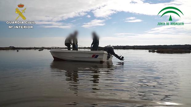 Interceptan a dos pescadores furtivos en Marismas del Odiel con una captura de más de 30 kilos