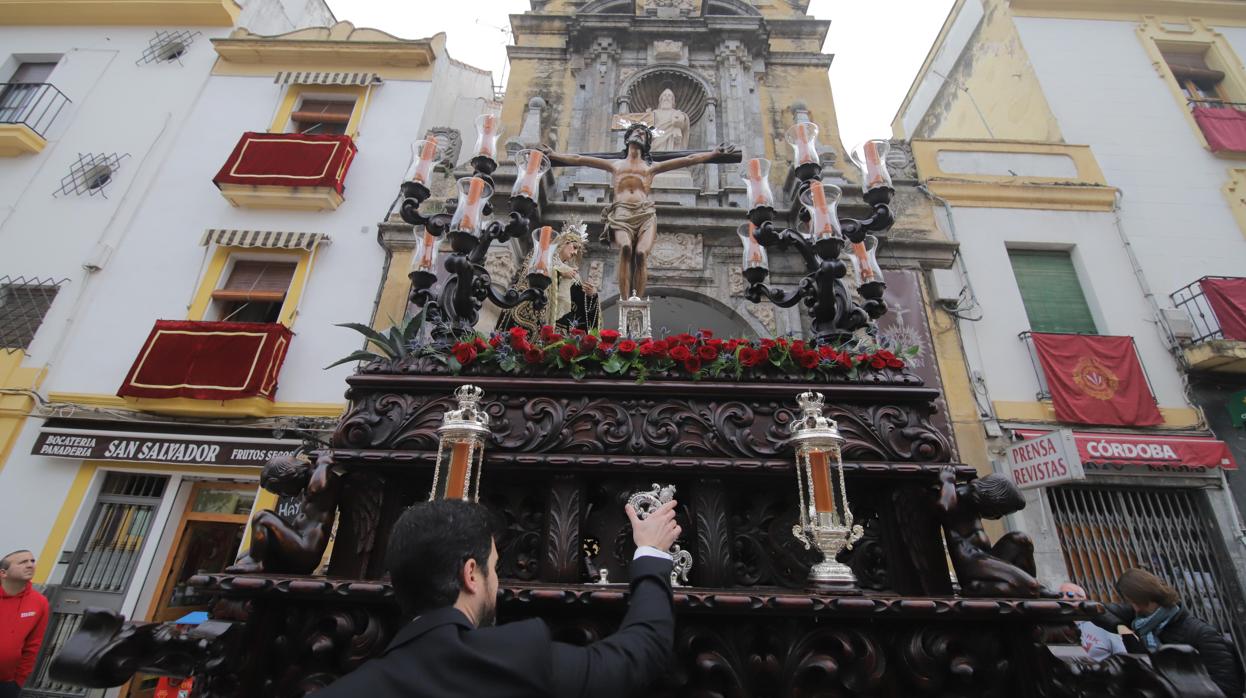 Ángel Carrero ordena a los costaleros del misterio del Santísimo Cristo de la Expiración