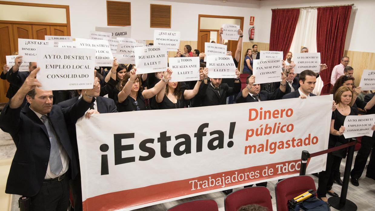 Protesta de los trabajadores de Tanatorios de Córdoba, durante un Pleno