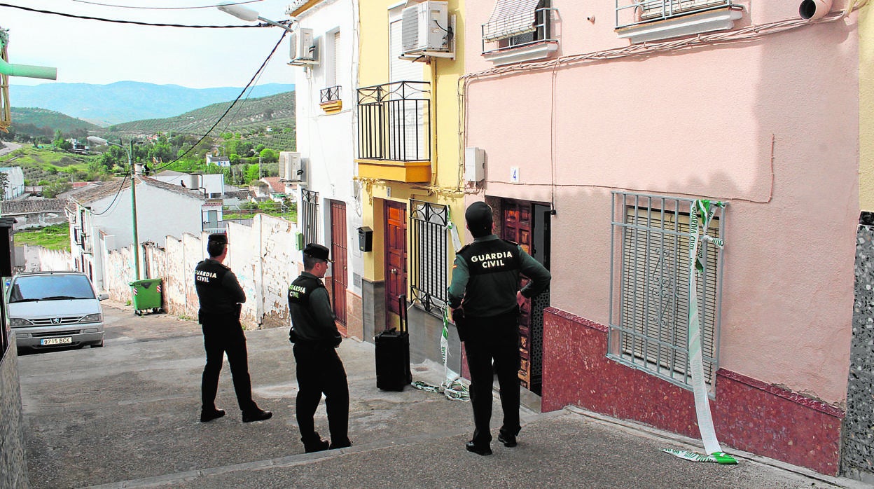 Tres guardias civiles frente a la vivienda donde ocurrieron los hechos