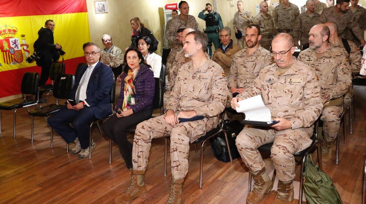 Felipe IV, con la ministra de Defensa y mandos militares