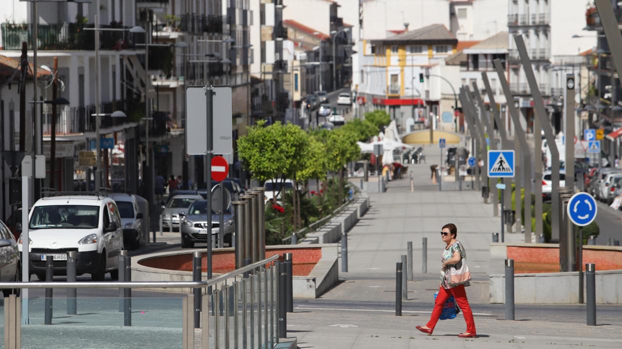 Una mujer camina por el Centro de Córdoba